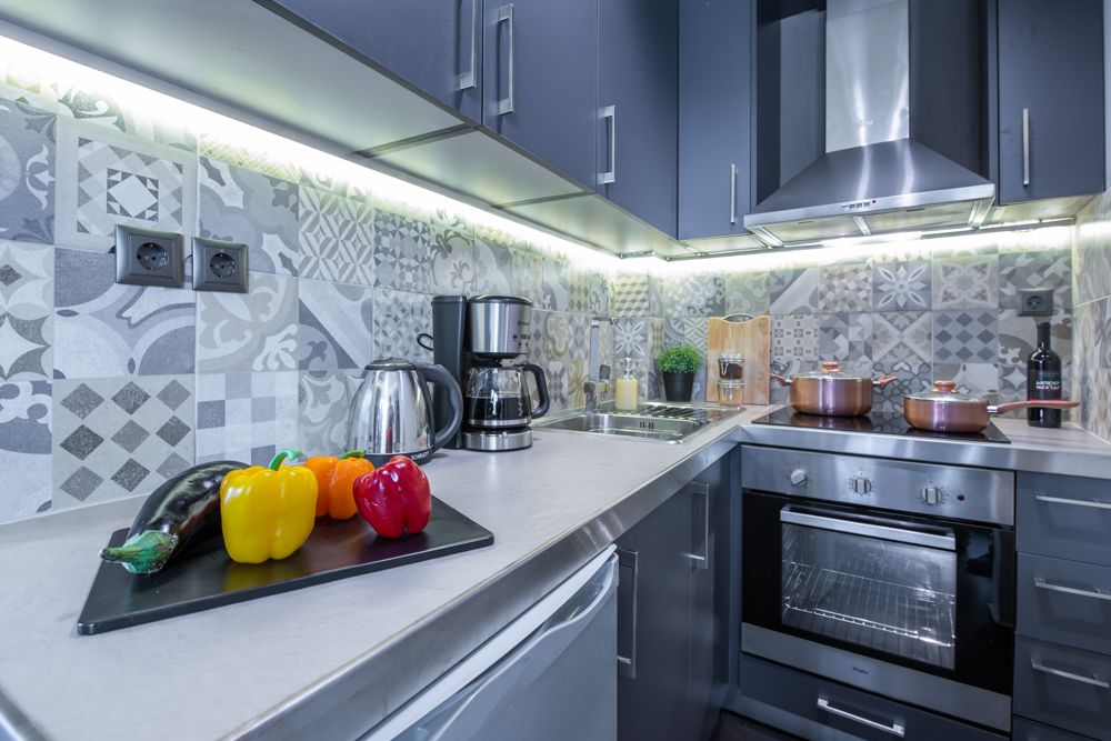 Φωτογράφιση κούζινας διαμερίσματος Airbnb, τρόφιμα, λαχανικά