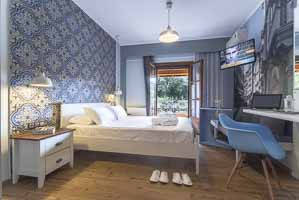 φωτογράφιση δωμάτιο ξενοδοχείου με μπλέ διακόσμηση