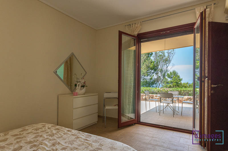 φωτογράφιση βίλας κρεβατοκάμαρα με θέα στο κήπο στην αίγινα