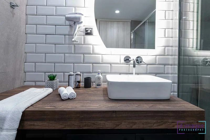 φωτογράφιση ξενοδοχείου μπάνιο με κάθετη λήψη