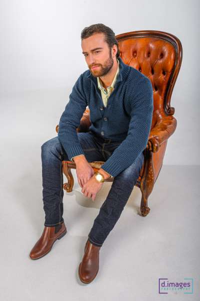 φωτογράφιση-μόδας-σε-studio-με-μοντέλο-άνδρα-σε-καρέκλα,-νο1