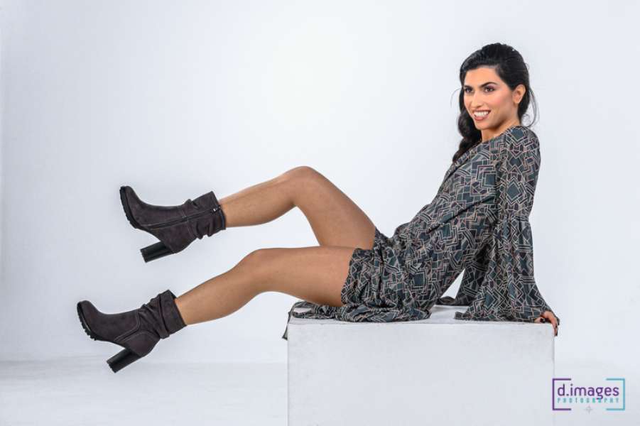 φωτογράφιση-μόδας-σε-studio-με-μοντέλο-γυναίκα-σε-κύβο-νο3