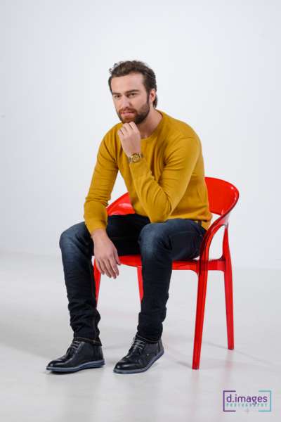 φωτογράφιση-μόδας-σε-studio-με-μοντέλο-άνδρα-σε-κάθισμα-νο1