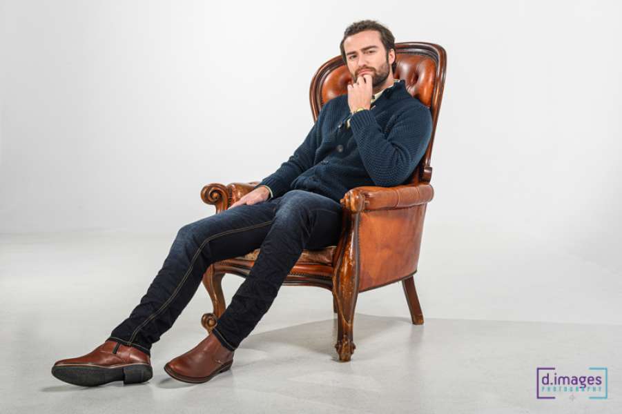 φωτογράφιση-μόδας-σε-studio-με-μοντέλο-άνδρα-σε-καρέκλα,-νο2
