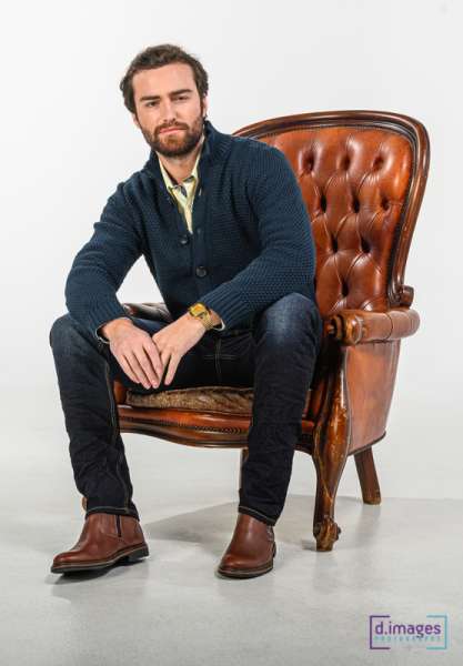 φωτογράφιση-μόδας-σε-studio-με-μοντέλο-άνδρα-σε-καρέκλα,-νο3