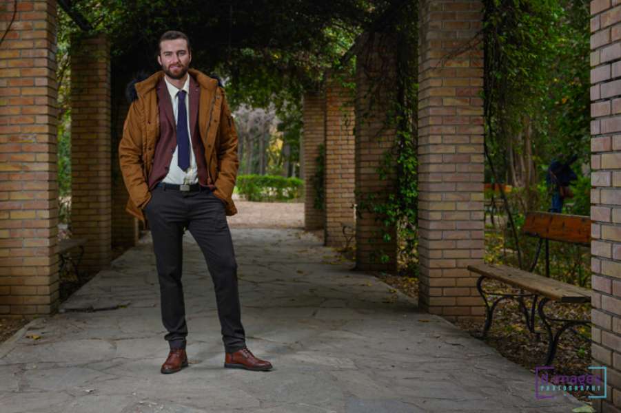 Φωτογράφιση μόδας με μοντέλο άνδρα σε κήπο Νο1