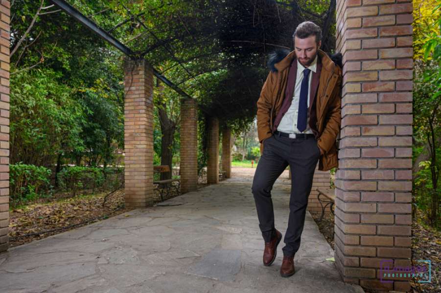 Φωτογράφιση μόδας με μοντέλο άνδρα σε κήπο Νο6