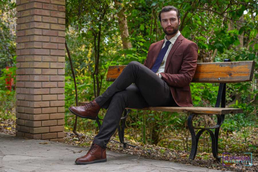 Φωτογράφιση μόδας με μοντέλο άνδρα σε παγκάκι