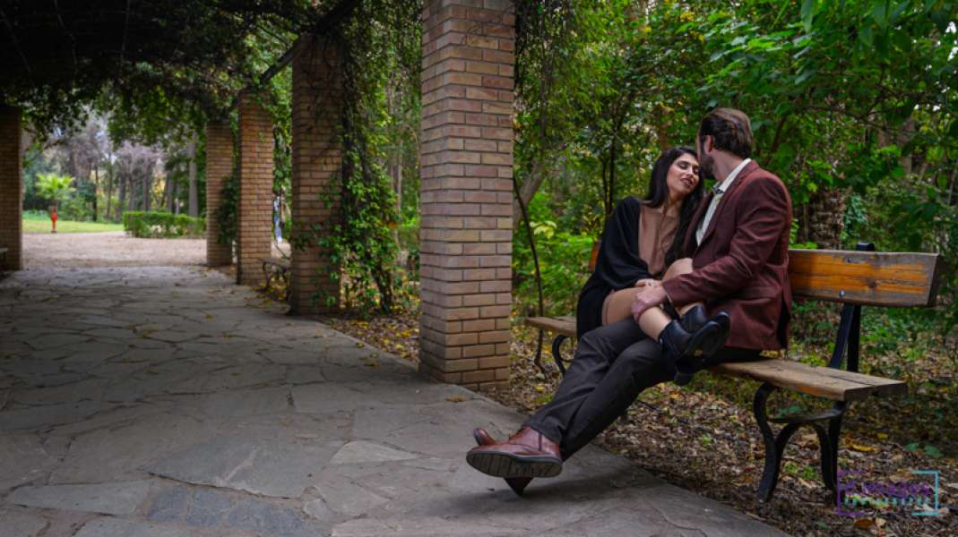 φωτογράφιση-μόδας-με-μοντέλα-σε-παγκάκι