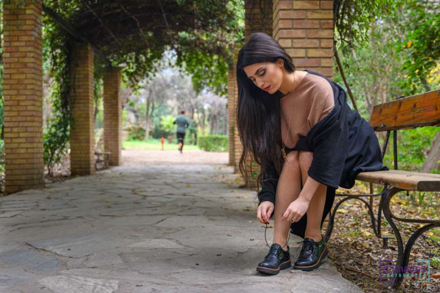 φωτογράφιση-μόδας-με-μοντέλο-γυναίκα-σε-κήπο-νο5