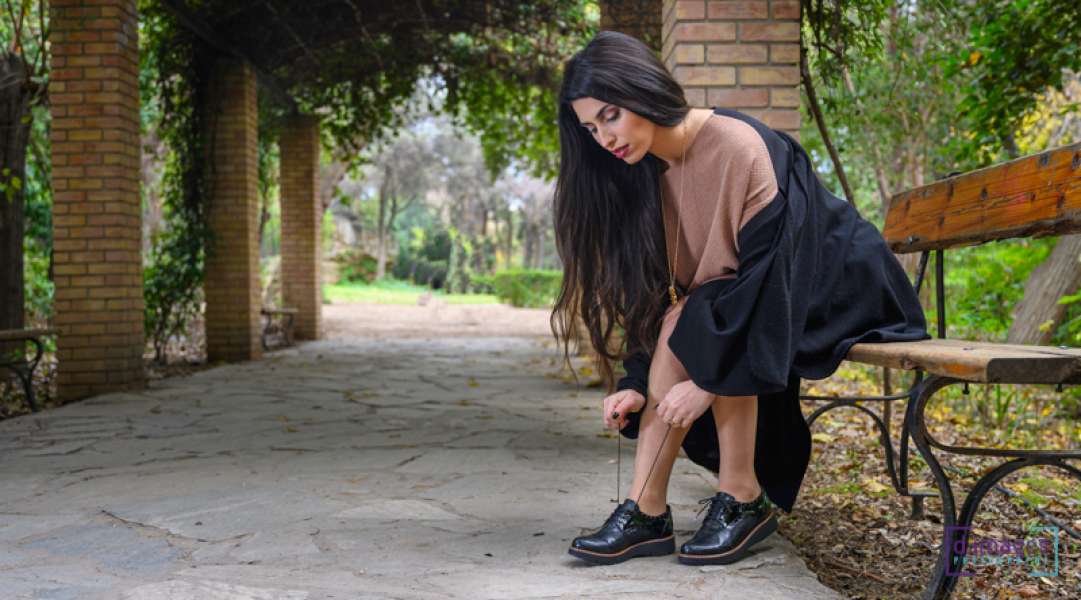 φωτογράφιση-μόδας-με-μοντέλο-γυναίκα-σε-κήπο-νο6