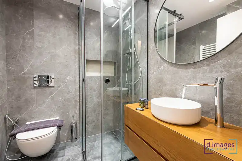 Φωτογράφιση διαμέρισμα Airbnb, μπάνιο master bedroom, πλήρης γωνία λήψης.