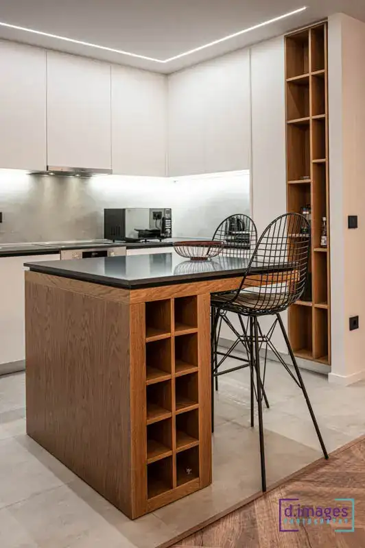 Φωτογράφιση διαμέρισμα Airbnb, λεπτομέρεια πάγκου κουζίνας με ψηλά καθίσματα.
