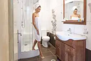 φωτογράφιση μπάνιο ξενοδοχείο με μοντέλο