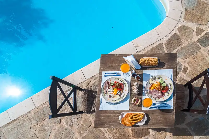 Φωτογράφιση τραπέζι με φαγητό, Παραδοσιακού Ξενοδοχείου, πισίνα.