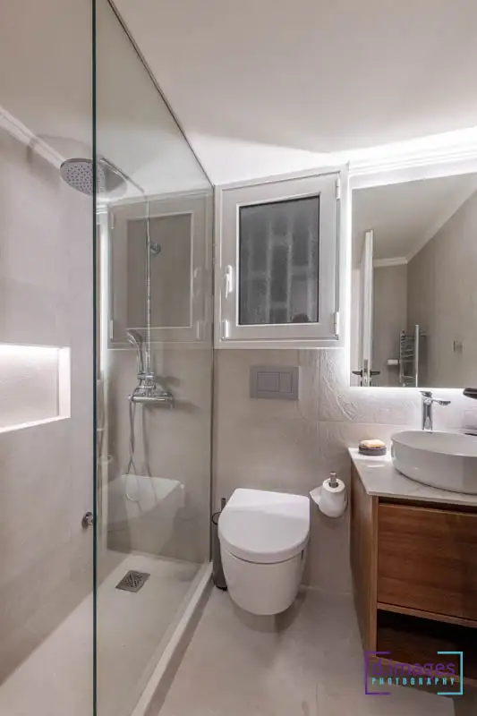 φωτογράφιση-μπάνιο-με-ντούζ-διαμέρισμα-airbnb-κολωνάκι