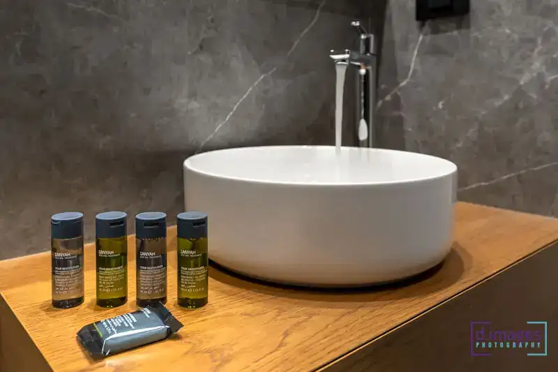 Φωτογράφιση διαμέρισμα Airbnb, λεπτομέρεια νιπτύρα μπάνιο με ameneties