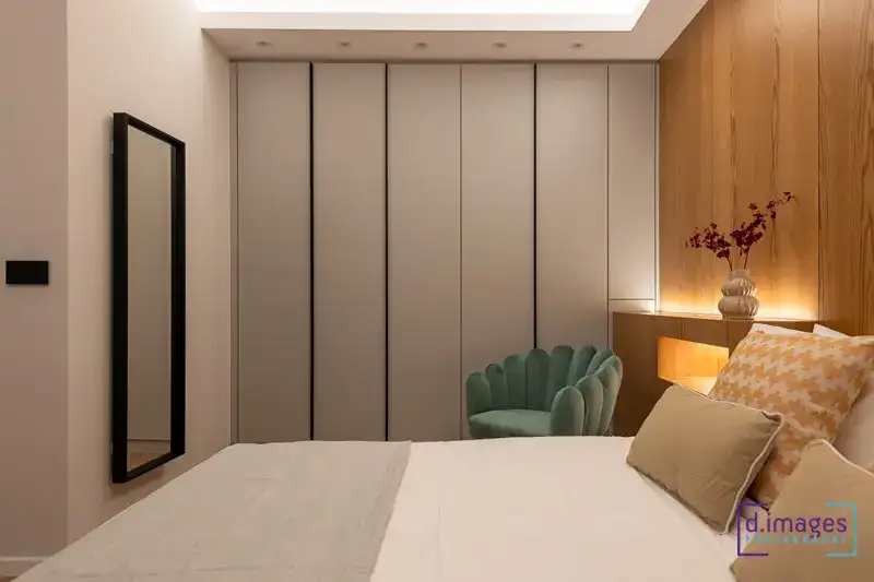 Φωτογράφιση διαμέρισμα Airbnb, master bedroom, με θέα τις ντουλάπες.