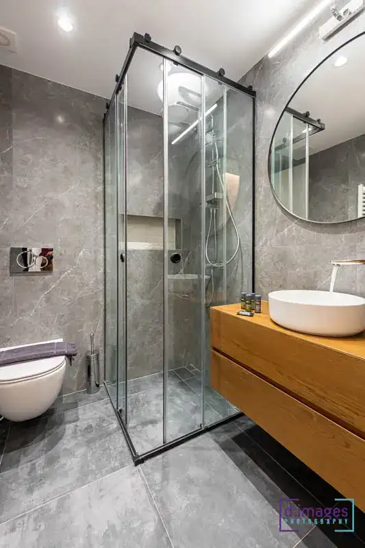 Φωτογράφιση διαμέρισμα Airbnb, μπάνιου, bathroom με κάθετη γωνία λήψης.