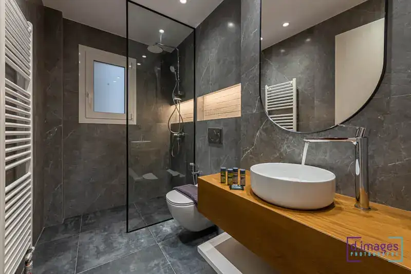 Φωτογράφιση διαμέρισμα Airbnb, bathroom του bedroom με ευρυγώνιο φακό.
