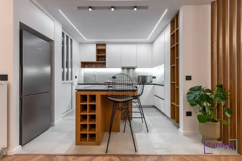 Φωτογράφιση διαμέρισμα Airbnb, κουζίνας πολυτελούς με κάθετη γωνία λήψης.