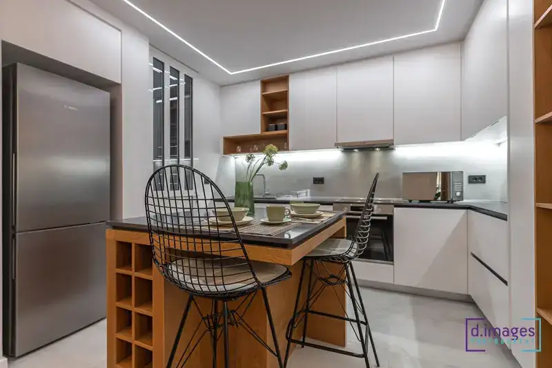 Φωτογράφιση διαμέρισμα Airbnb, χώρου κουζίνας, με λεπτομέριες επίπλου και συσκευών.