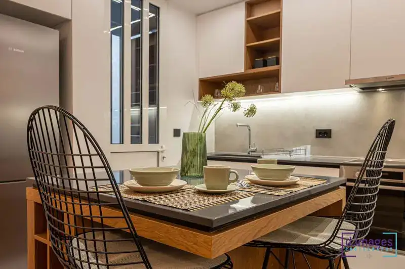 Φωτογράφιση διαμέρισμα Airbnb, παγκου κουζίνας με πιάτα, μαχαιροπήρουνα και ποτήρια.