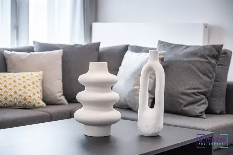 Φωτογράφιση διαμέρισμα Airbnb, διακοσμητική λεπτομέρεια καθιστικού με προοπτική το καναπέ