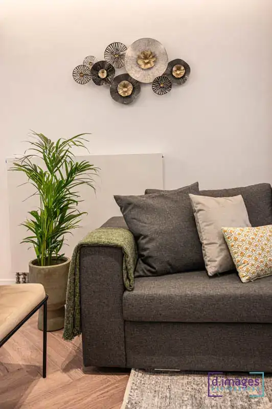 Φωτογράφιση διαμέρισμα Airbnb, καναπέ, λεπτομέρεια υφάσματος με διακοσμητικοί τοίχου.