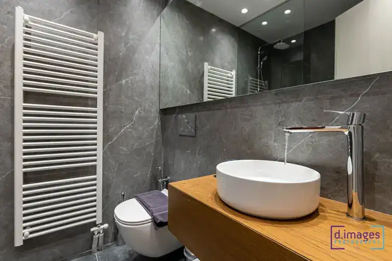 Φωτογράφιση διαμέρισμα Airbnb, βοηθητικό μπάνιο με διακοσμητικές λεπτομέρειες.