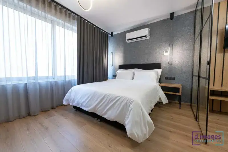 φωτογράφιση ξενοδοχείου πόλης κρεβατοκάμαρα με κρεβάτι