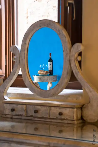 Φωτογράφηση υπνοδωματίου Παραδοσιακού Ξενοδοχείου με λεπτομέρεια στο καθρέπτη.