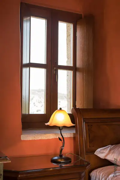 Φωτογράφηση παράθυρο παραδοσιακού ξενοδοχείου με κομοδίνο.