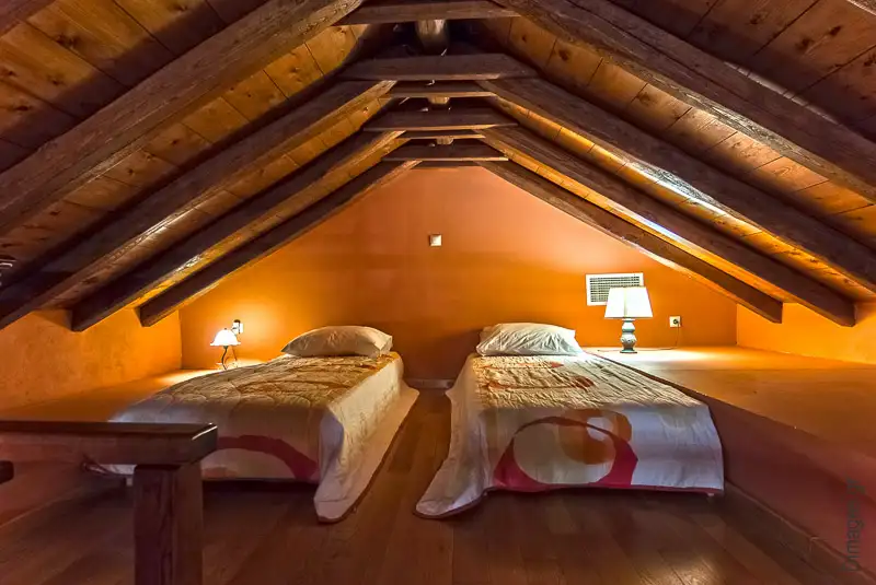 Φωτογράφιση διαμερίσματος Παραδοσιακού Ξενοδοχείου, πατάρι με δύο κρεβάτια.