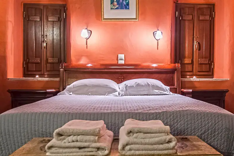 Φωτογράφιση υπνοδωματίου διαμερίσματος Παραδοσιακού Ξενοδοχείου, λεπτομέρεια κρεβατιού.